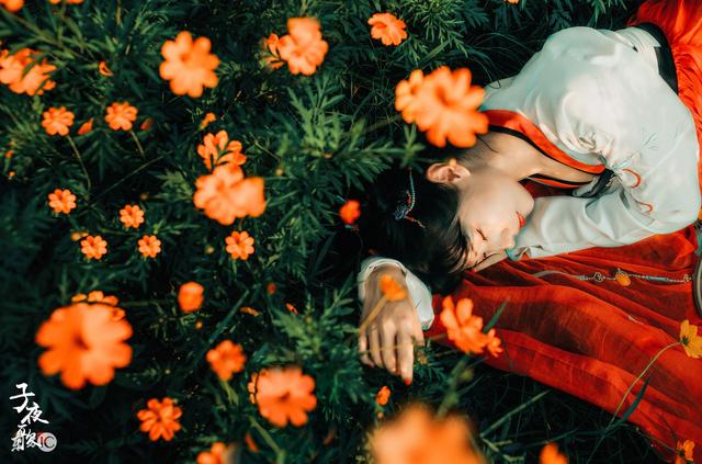 小说：把石榴放进钱袋，石榴却凭空消失，废物女翻看钱袋找机关