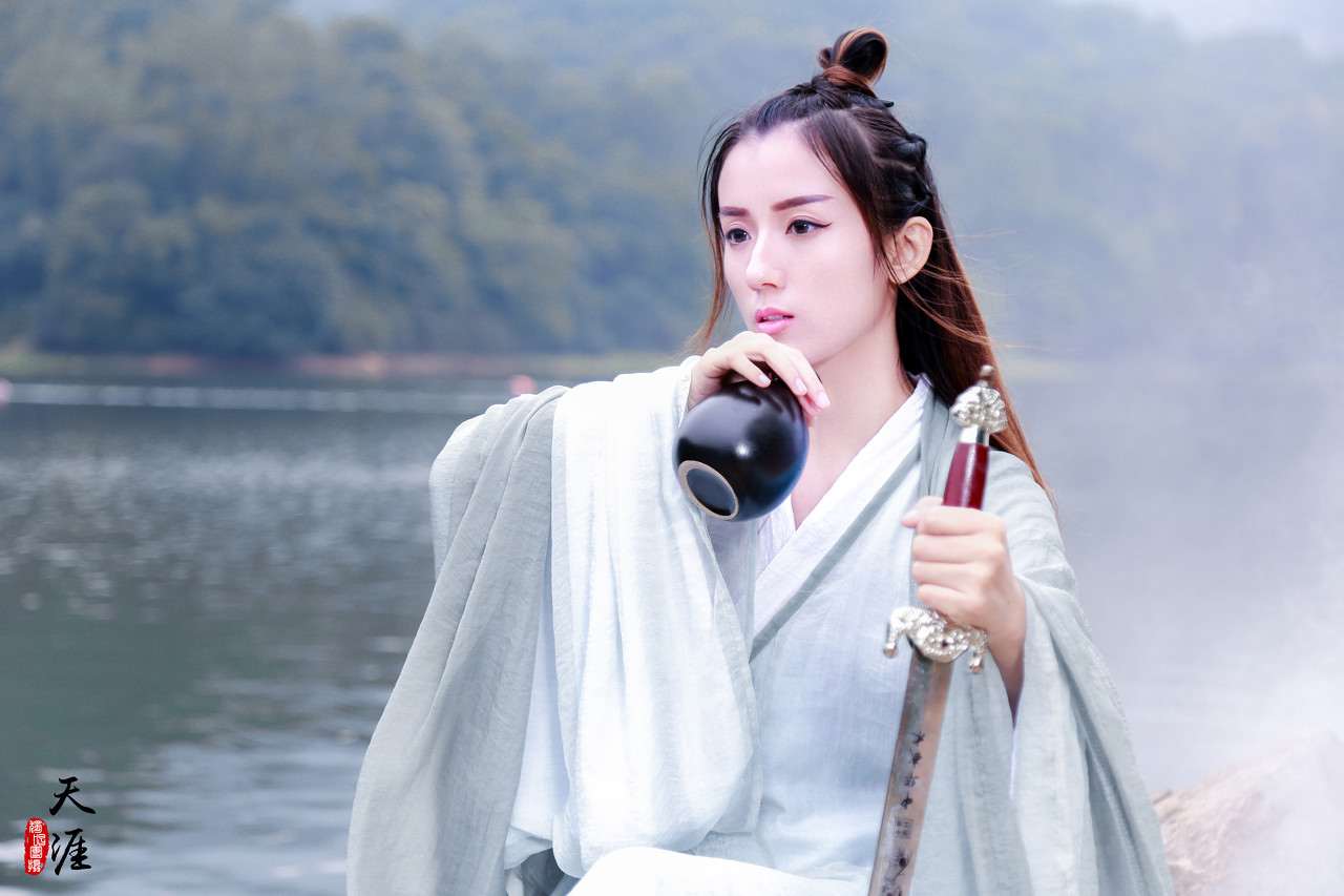 小说：少年怕被富少报复，选偏僻山头修炼，宗门公主表示要保护他