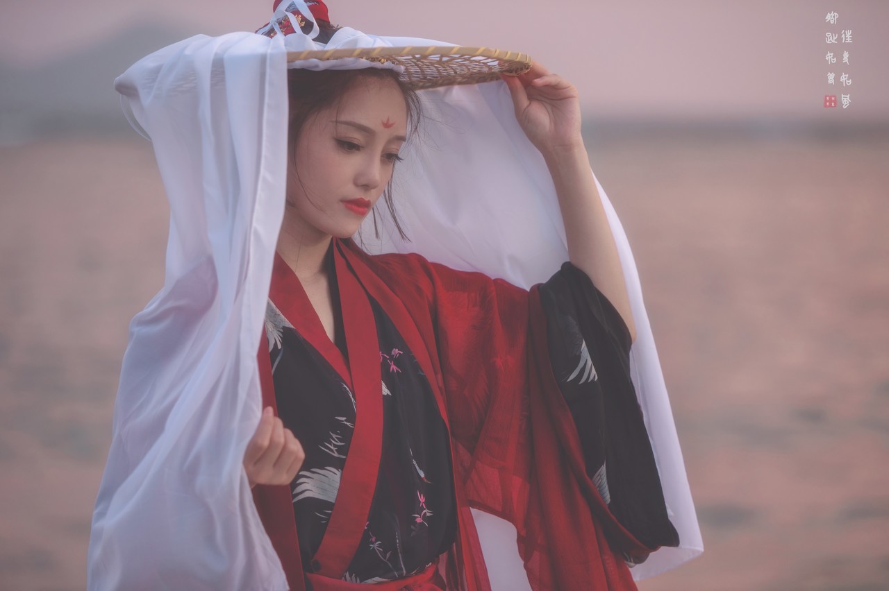 小说：妹妹发了疯般撕扯头发和身上的衣服，姐姐冷眼旁观不施救