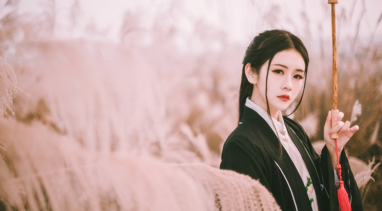 小说：她早已忘了渣男前任，对方却又突然现身，她预感到了不对