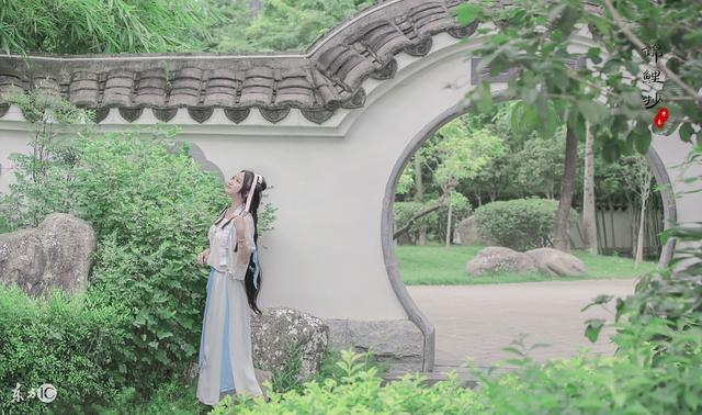 小说：她是宫廷神医，见到她却客客气气，只因她是转世医仙