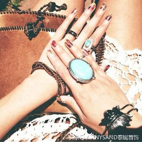 男女手指戴戒指,男女手指戒指戴法