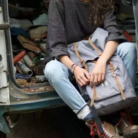 高颜值轻奢双肩包电脑背包 (时尚电脑双肩包)