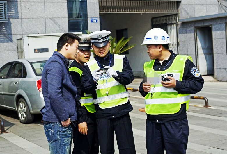 小伙30万买个二手保时捷,小伙花30万买了一辆法拉利