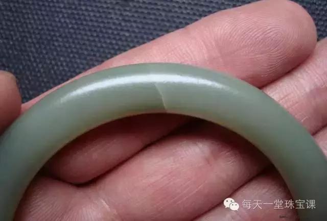 为什么有的玉戴一段时间后变颜色 (玉戴时间长裂纹会没有吗)