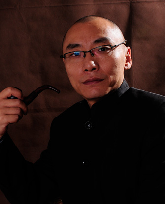 法国前总理拉法兰获赠中国当代画家刘念油画作品《光明与黑暗》