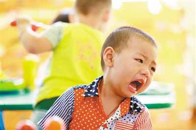 幼儿争抢玩具后果视频,孩子抢玩具发生争执怎么办