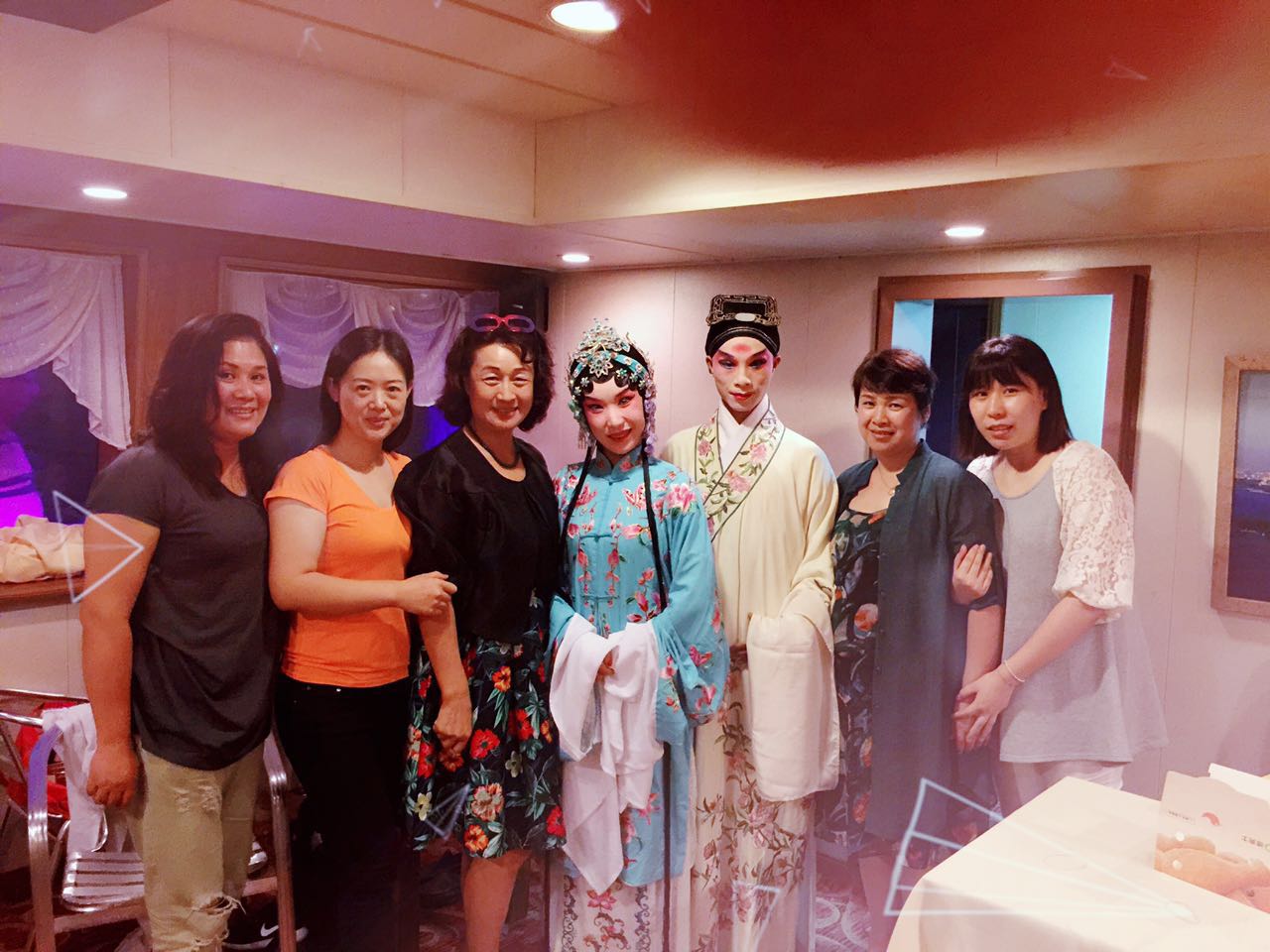 烟雨中秋夜，欢乐船上游