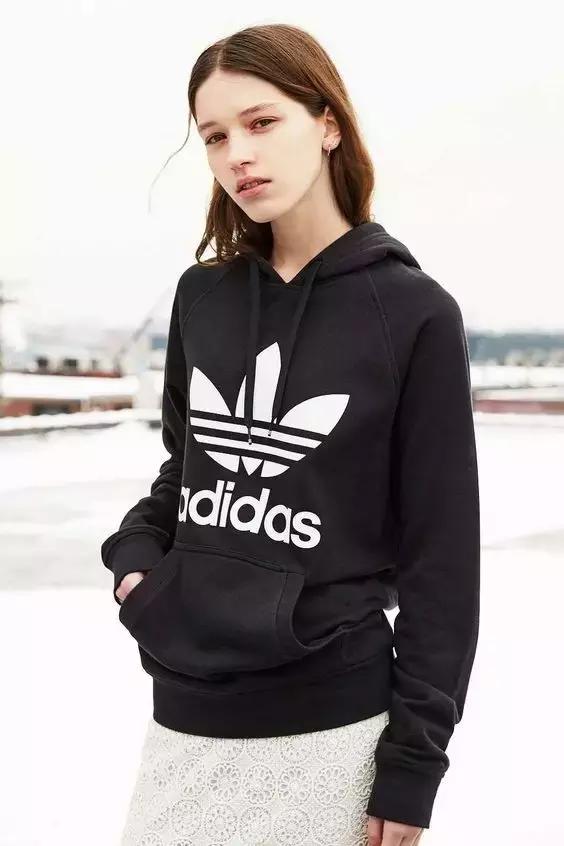 秋天卫衣穿连帽还是不连帽,秋天卫衣不褪色