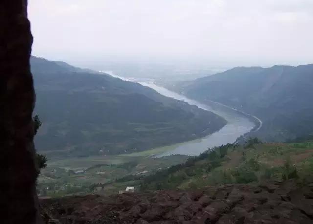 成都附近的旅游景点推荐四姑娘山,距成都五个多小时的地方