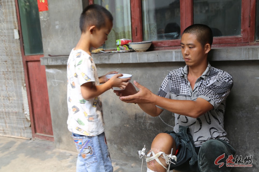 林州：爸爸你啥时候站起来