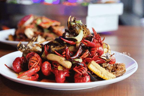 看到这家店的头牌，下意识就是举报！