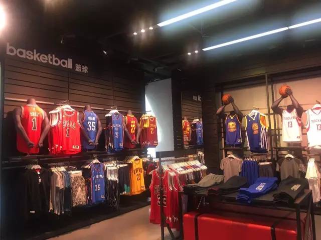 今天我们想聊聊adidas如何在时尚道路上越玩越嗨