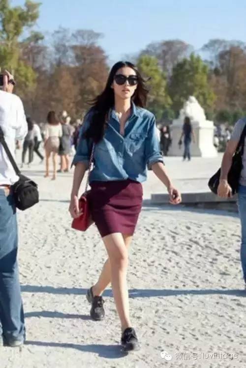 吃着月饼迎国庆,吃着月饼敬着礼