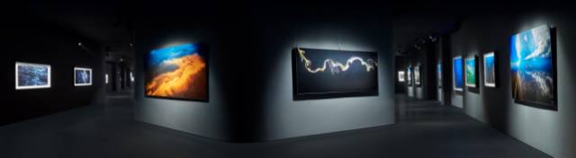 身价数十亿的他除了去无人区摄影，险些丧命，还用了6年时间和30多位石艺老匠人打造了一家不想挣钱的艺术馆