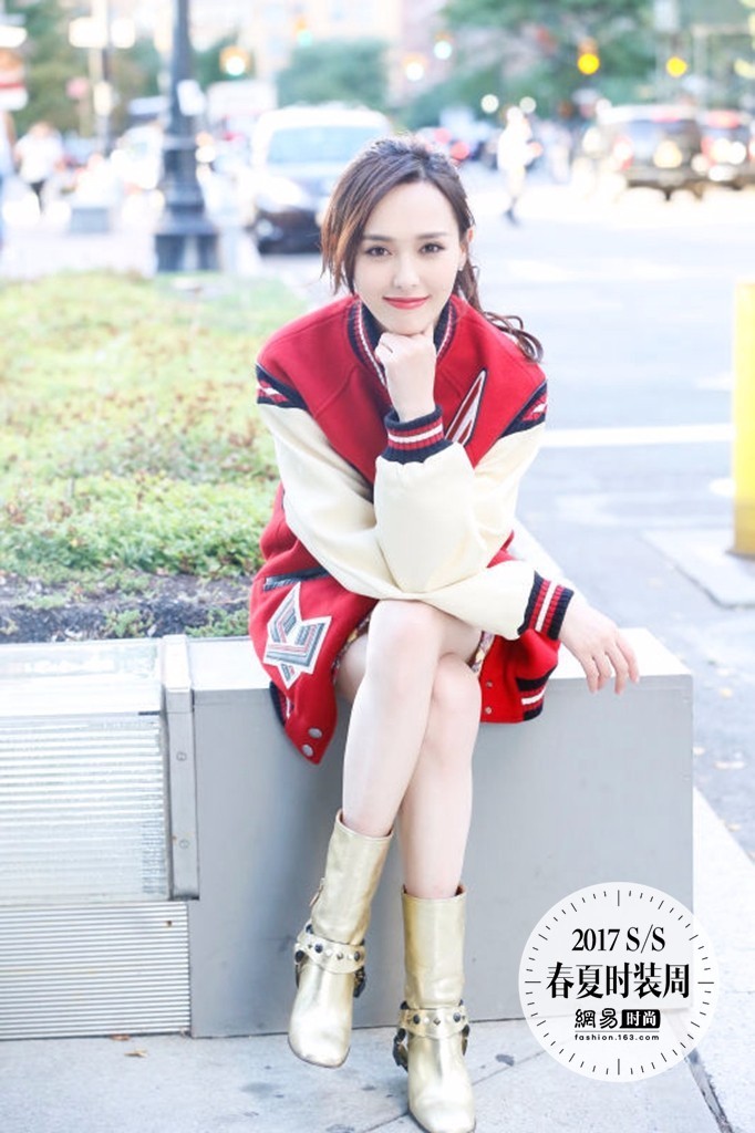 李易峰唐嫣穿“情侣装”同台看秀 不要太养眼哦~