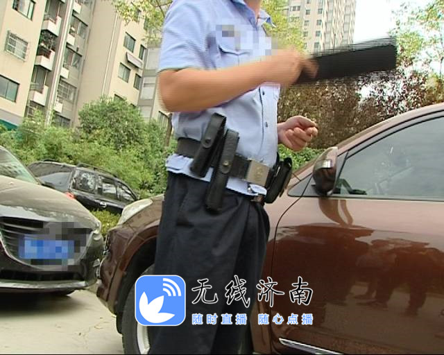 一夜之间小区内二十多辆车被砸,小区门口20多辆车一夜被砸