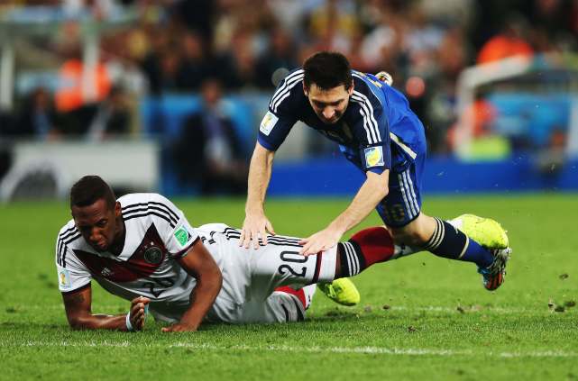 博阿滕世界杯决赛解围,世界杯德国队博阿滕禁区推人