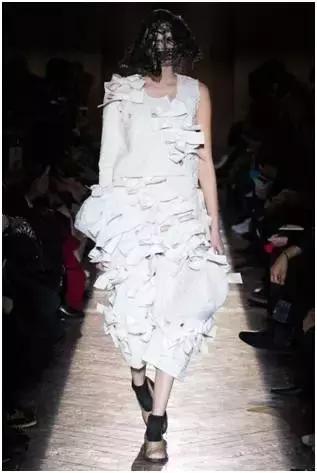 时日谈丨不仅仅是小红心川久保玲的解构主义风格探析