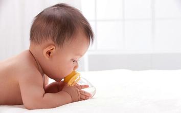 宝宝吐奶喝了就吐是什么原因,宝宝吐奶吃了的奶全部吐完