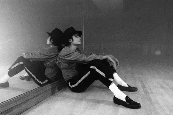 美得毫不费力的姑娘,都有一双乐福鞋