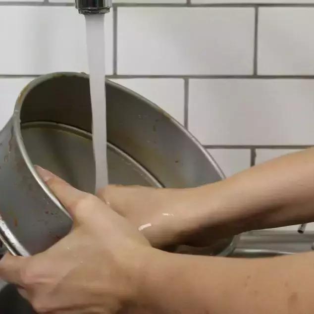 铁锅盖生锈怎么快速去除,铁锅生锈怎么办快速去除