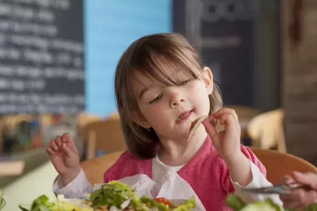 益生菌喂养宝宝会不会便秘,保健品益生菌适合婴儿吃吗