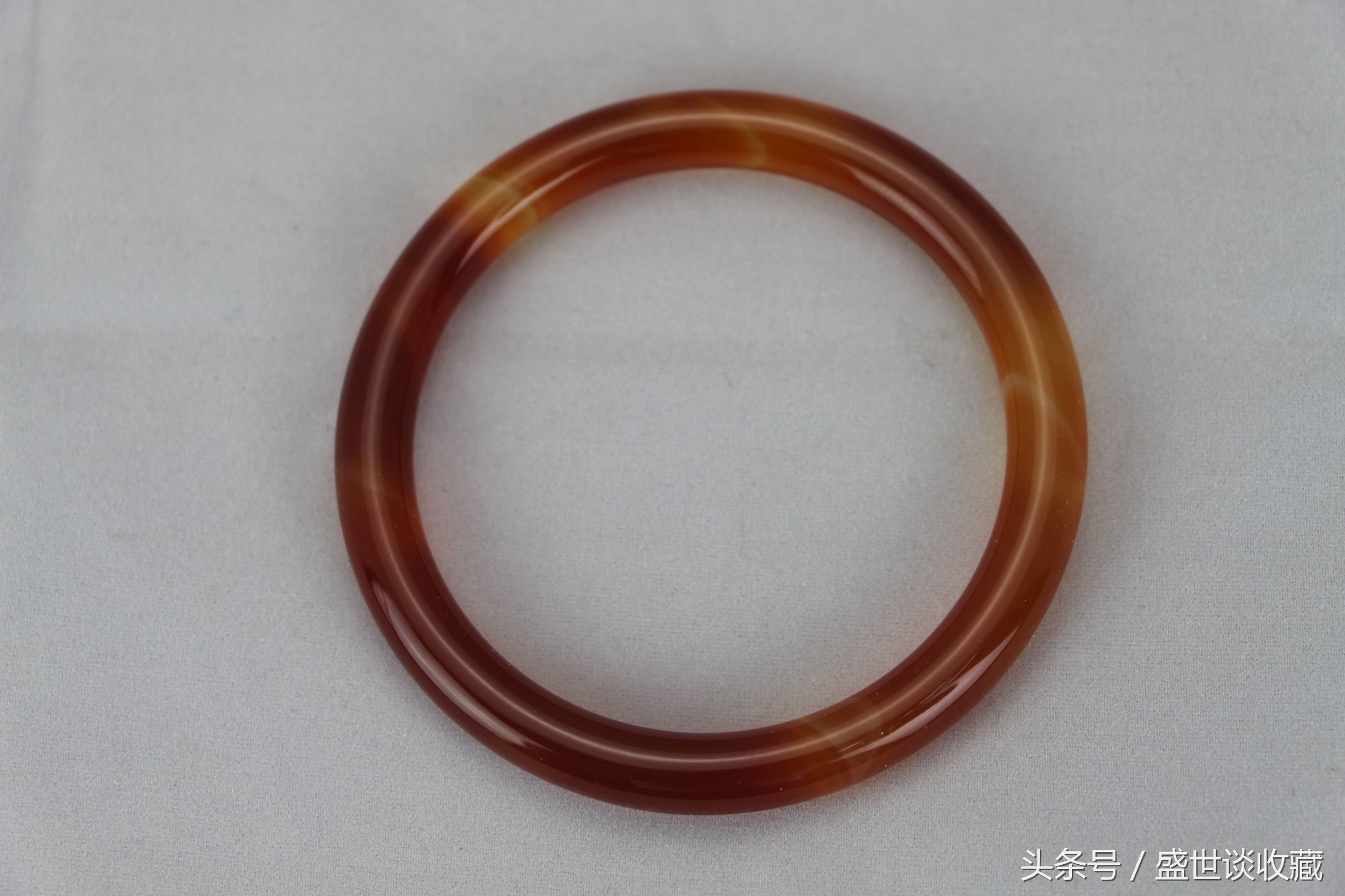 小巧玲珑的玉手镯,小巧精致玉手镯