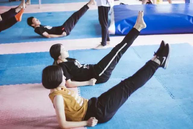 他们在用生命飞檐走壁？揭秘成都跑酷族！