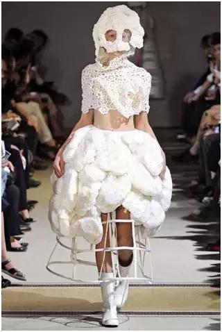 时日谈丨不仅仅是小红心川久保玲的解构主义风格探析