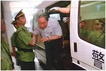 当年换飞机的首富牟其中,前首富牟其中出狱