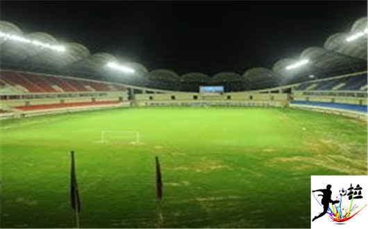 非洲足球场一览,看后很纳闷儿,人家怎么能出球星呢