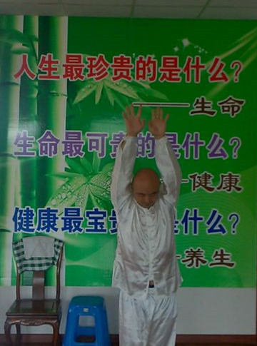 抻腰拱腰对整个腰椎、脊柱的病，对背部肌肉的病都有较明显