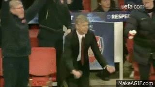 温格高能场面,温格观众席摊手超帅名场面