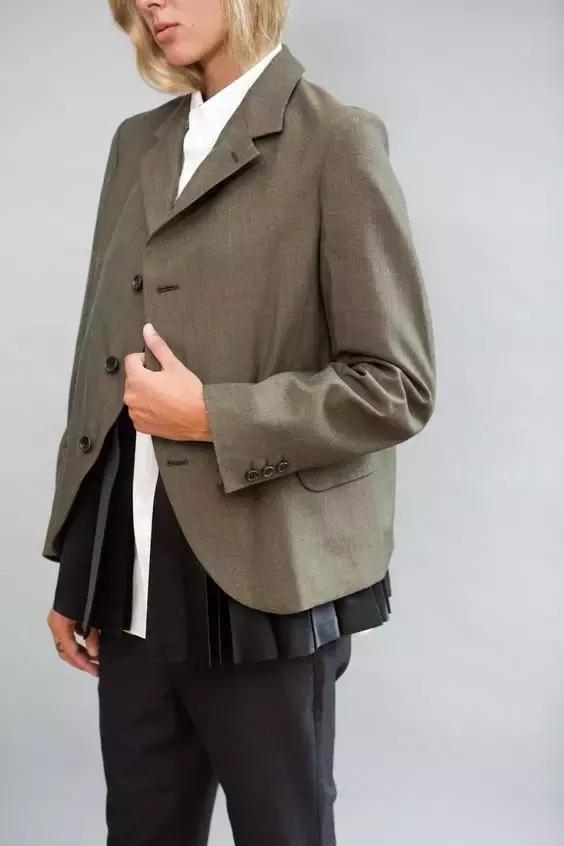 时日谈丨不仅仅是小红心川久保玲的解构主义风格探析