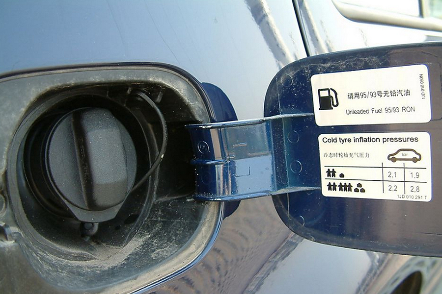 一箱油多少钱92号50升,100块钱能加多少升油95号汽油