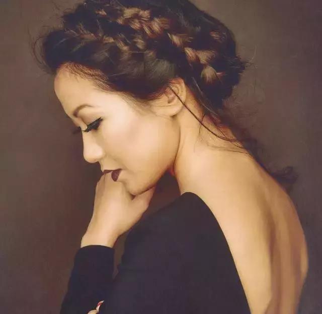 她颜值普通，又矮又穷，但奢侈大牌抢着送她包！