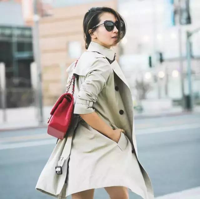 她颜值普通，又矮又穷，但奢侈大牌抢着送她包！