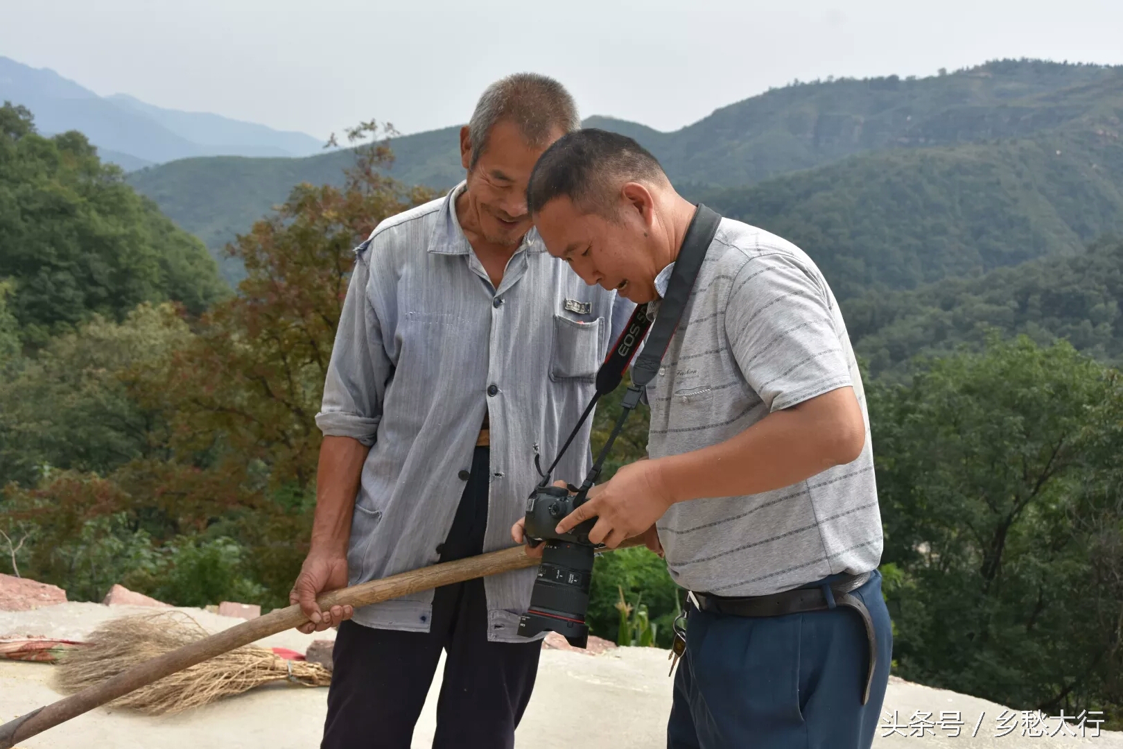 咱村来了摄影师，俺也去瞧瞧