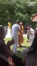 糗GIF榜:北京马拉松跑完之后,妹子们是这样下楼梯的