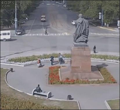 糗GIF榜:北京马拉松跑完之后,妹子们是这样下楼梯的