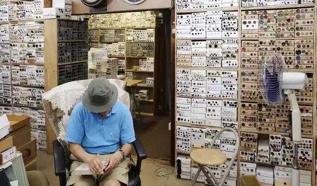 老房子里收藏有100万颗纽及巧手妈妈家族三代人缝缝补补的故事