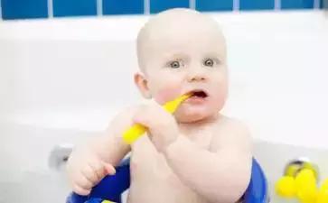 宝宝龋齿可能引发全身性疾病,妈妈必须知道的0~6岁牙齿护理