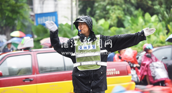 车水马龙中“眼观六路”