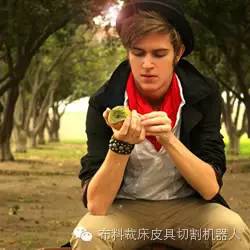 橙色风衣外套女中长款如何搭配,橄榄绿风衣搭配什么颜色的风衣