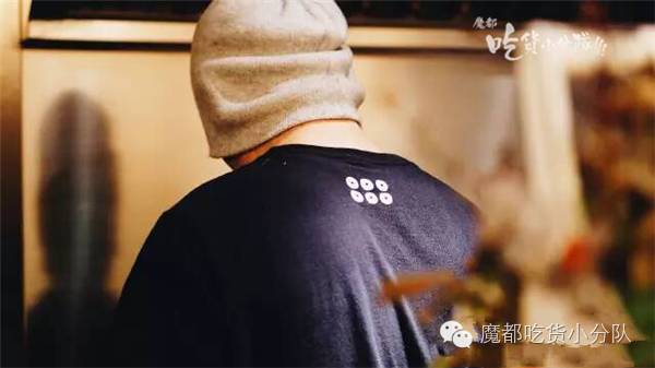 这家店进门要先鞠躬，招牌只在晚上有！