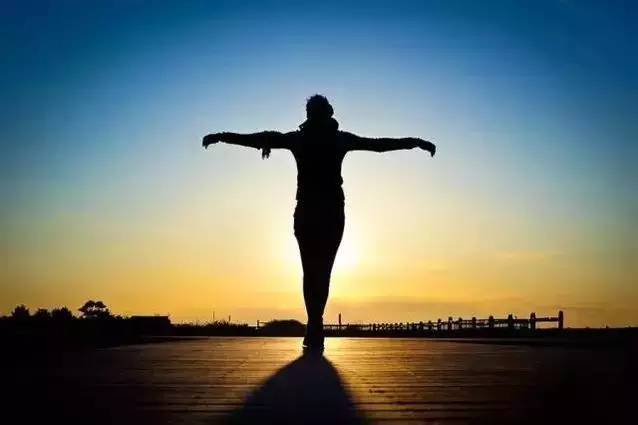 跑步脚踝扭伤怎么消肿化瘀,脚踝扭伤跑步技巧