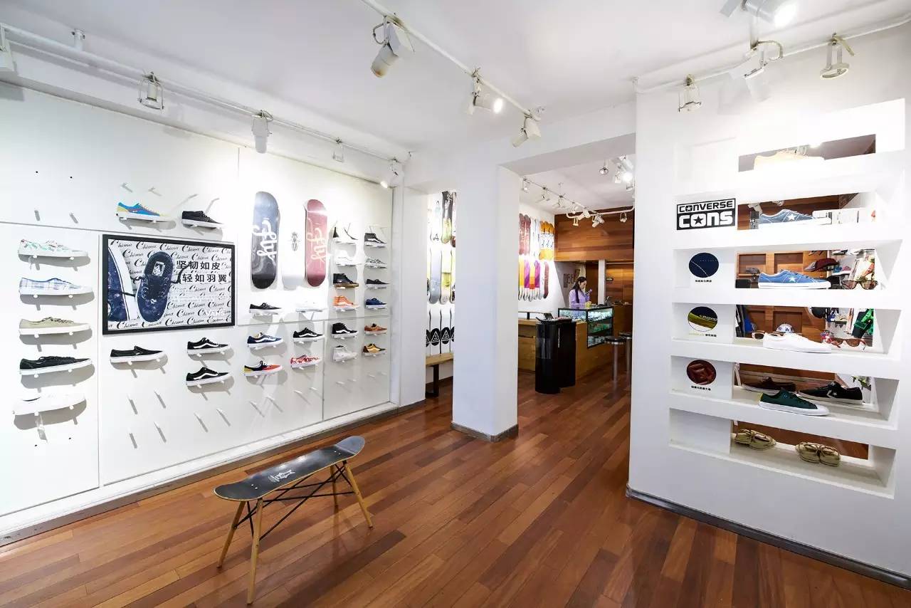 我们在上海拍下了15位潮流工作者，还给你介绍20间最新最好玩的潮店！