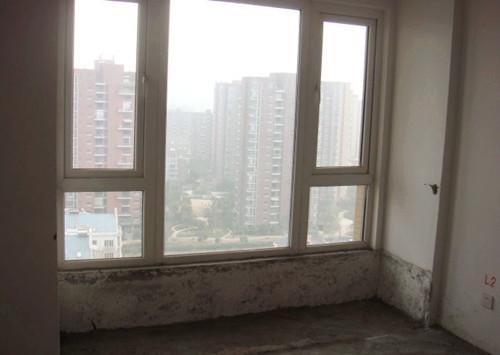 越来越多人喜欢把飘窗砸掉，我家刚砸完就后悔，师傅都愣了