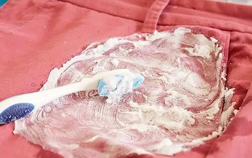 白色的衣服染上污渍怎么洗掉妙招,白色衣服沾上果汁怎么洗掉